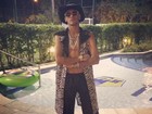 Neymar se fantasia de 'negociador' e faz pose para foto