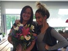 Mãe de Neymar ganha flores da filha, Rafaella Santos, e a paparica