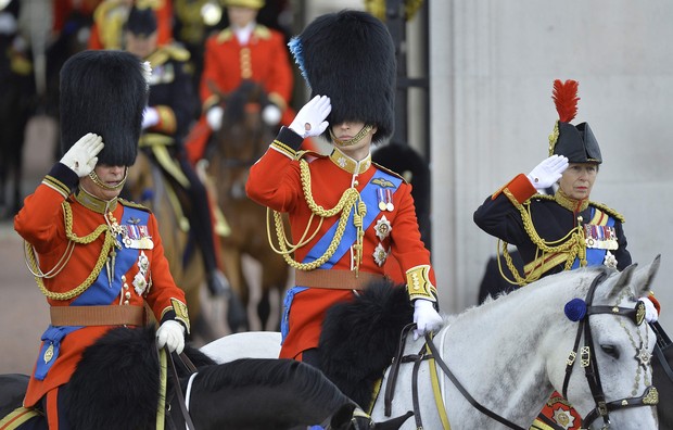 Príncipes William e Harry desfilam (Foto: REUTERS/Toby Melville)