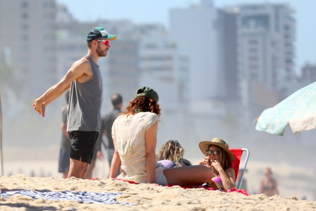 Fernanda Lima e Rodrigo Hilbert e os filhos, na praia (Foto: Andre Freitas/agnews)