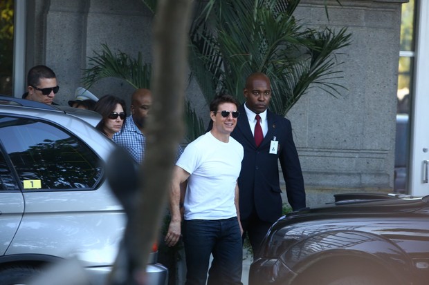 Tom Cruise deixa hotel em Copacabana, RJ (Foto: Marcello Sá Barretto / Agnews)