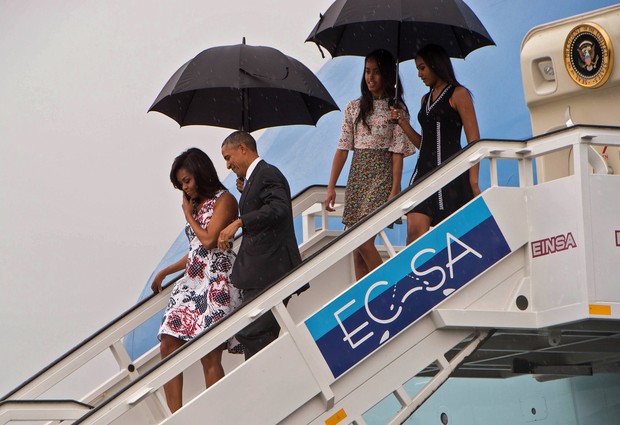 O presidente dos Estados Unidos Barack Obama com a primeira-dama Lady Michelle Obama e as filhas Sasha e Malia  (Foto: AFP)