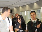Rihanna desembarca no aeroporto do Rio