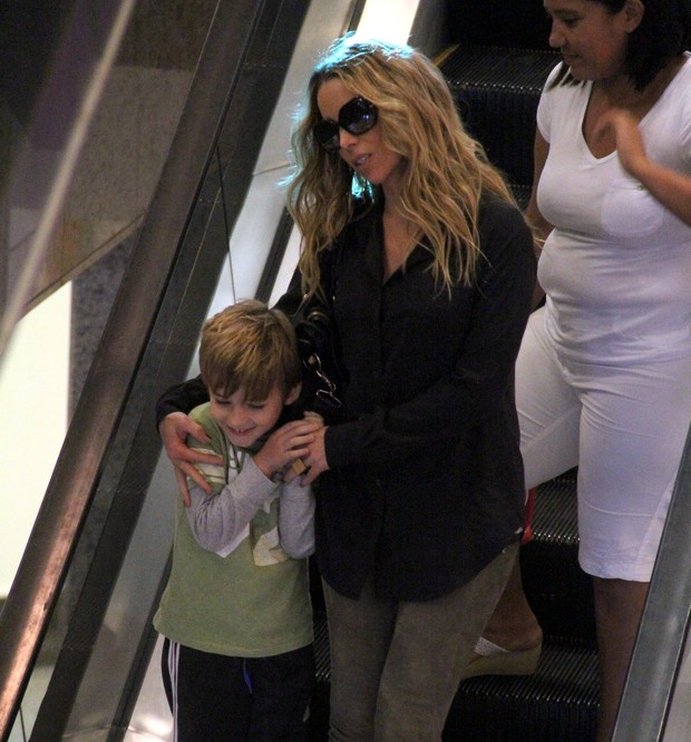 Danielle Winits com o filho no shopping (Foto: Marcus Pavão / AgNews)