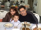 Após rumores de desavença, Zezé Di Camargo almoça com filha e neto