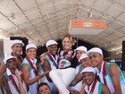 Susana Vieira se diverte e é carregada na Cidade do Samba