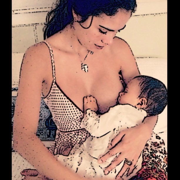 Daniela Albuquerque posta foto sua amamentando a filha (Foto: Instagram)