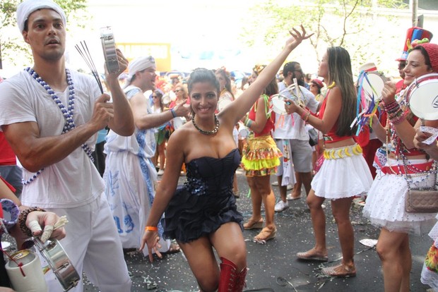 Mari Silvestre na Bateria de um Bloco de Rua no Leblon, RJ (Foto: Rodrigo dos Anjos / AgNews)