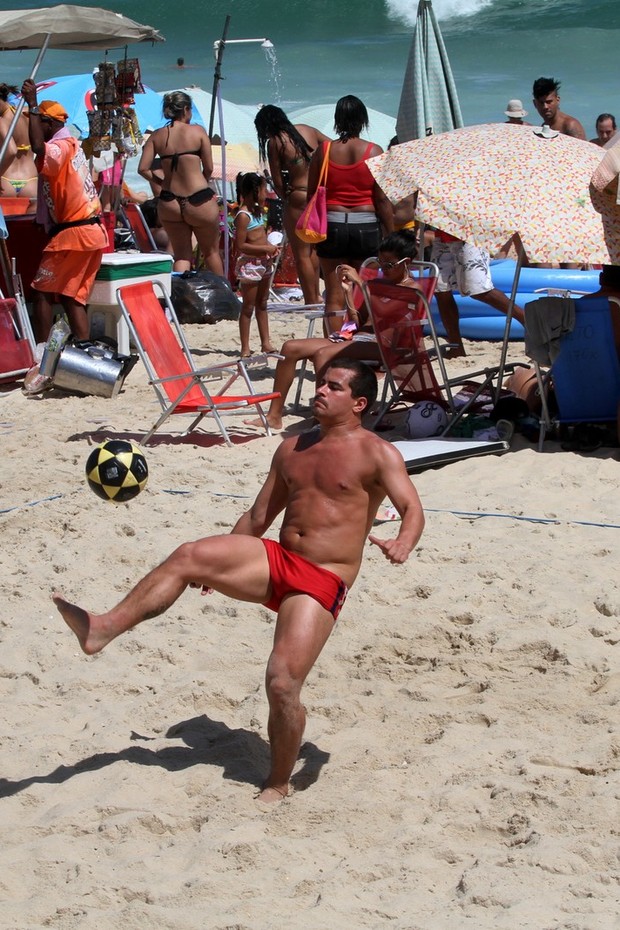 Thiago Martins joga futevôlei na praia (Foto: Wallace Barbosa/ Ag. News)