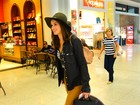 Cheia de estilo, Bruna Marquezine embarca em aeroporto no Rio