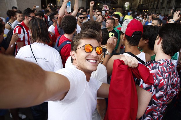 Klebber Toledo faz selfie no meio da multidão (Foto: Felipe Panfili/Divulgação)