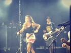 Ivete Sangalo usa saia curta para cantar em show do Natiruts