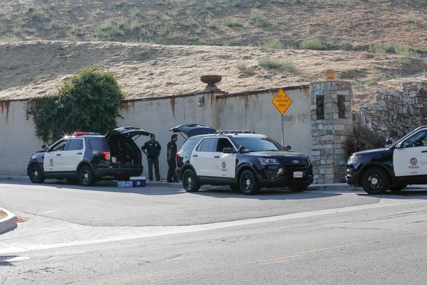 Polícia na entrada da casa de Chris Brown (Foto: AKM-GSI)