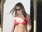Jennifer Aniston exibe corpão durante viagem com namorado