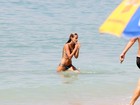 Yasmin Brunet dá ajeitadinha no biquíni em dia de praia no Rio
