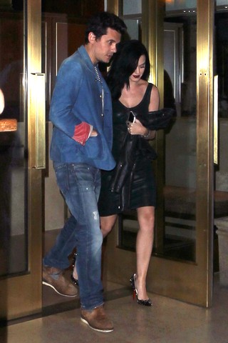 John Mayer e Katy Perry jantam juntos em restaurante em Los Angeles, nos Estados Unidos (Foto: AKM-GSI Brasil/ Splash News)