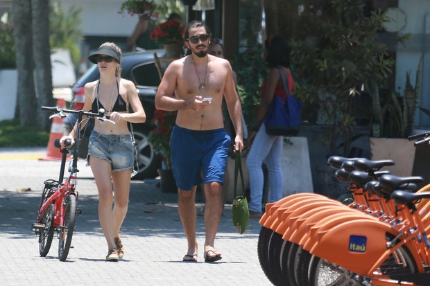 Bianca Bin passeia com seu marido na Barra da Tijuca, RJ (Foto: Dilson Silva / Agnews)