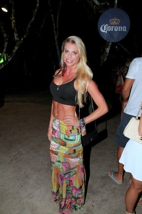 Caroline Bittencourt em festa em Trancoso, na Bahia (Foto: Gabriel Rangel/ Ag. News)