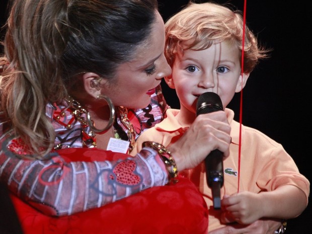 Claudia Leitte com o filho Rafael no Festival de Verão de Salvador, na Bahia (Foto: Isac Luz/ EGO)
