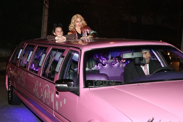 Clara e Maria, filhas de Rodrigo Faro e Vera Viel, chegam de limousine a festa de aniversário (Foto: Manuela Scarpa/Brazil News)