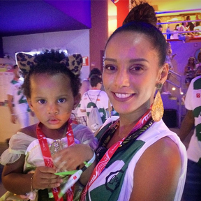 Filha de Taís Araújo usa look fofo em camarote em Salvador (Foto: Reprodução/Instagram)