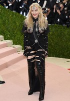 Madonna usa look com bumbum à mostra no baile de gala do MET