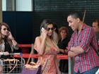 Andressa Urach usa vestido longo e tira foto com fãs em aeroporto