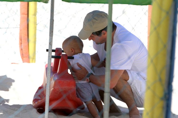Marcelo Serrado com o filho na praia (Foto: André Freitas / AgNews)