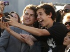 Tom Cruise vai pra galera e tira fotos com fãs em première