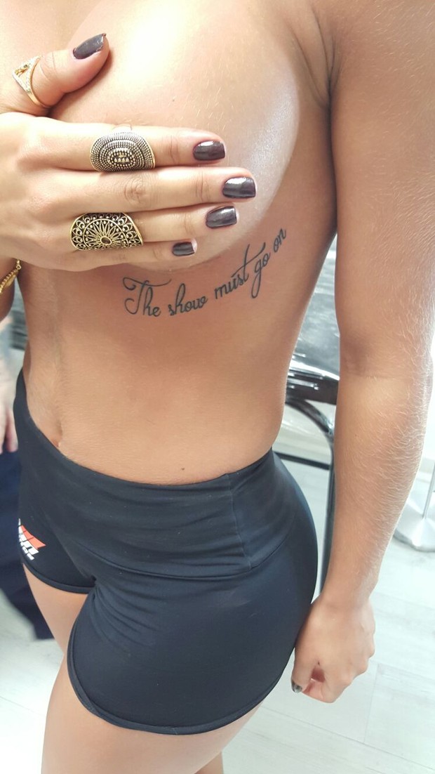 Aline Mineiro fez topless para mostrar nova tatuagem (Foto: Divulgação)