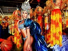 Ex-panicat Carol Narizinho experimenta sua fantasia de carnaval