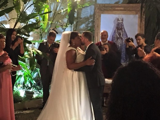 Cacau Protásio com Janderson Pires na cerimônia do seu casamento, no Rio (Foto: Reprodução/Instagram)