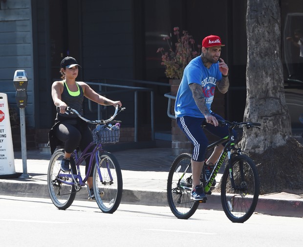 Demi Lovato passeia com Guilherme Vasconcelos (Foto: Grosby Group)