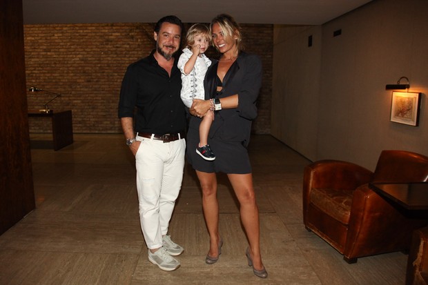 Adriane Galisteu com o filho, Vittorio, e o marido, Alexandre Iódice em restaurante em São Paulo (Foto: Manuela Scarpa/ Foto Rio News)
