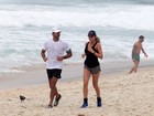 Grazi Massafera corre na praia com o namorado, Patrick Bulus