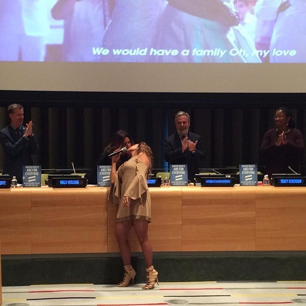 Daniela Mercury e Malu Verçosa se beijam em evento na sede da ONU (Foto: Instagram/ Reprodução)