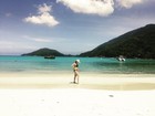 Grávida, Tainá Müller posa de biquíni e exibe barrigão em praia paradisíaca