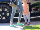 Jessica Alba leva sua filha para passear toda estilosa