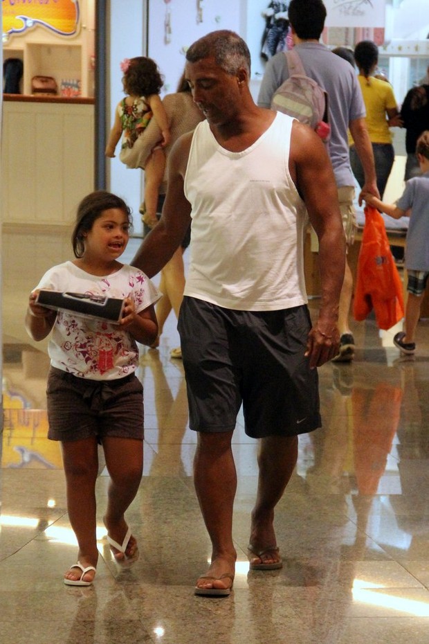 Romário com a filha em shopping do Rio (Foto: Marcos Pavão/AgNews)