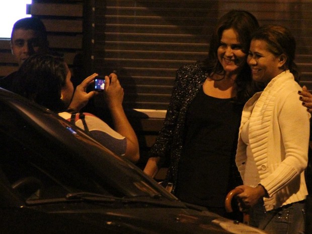 Renata Ceribelli tira foto com fã no Rio (Foto: Rodrigo dos Anjos/ Ag. News)