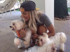 Claudia Leitte mima seus cachorros em foto: 'Meus amores vão ficar sem mim'