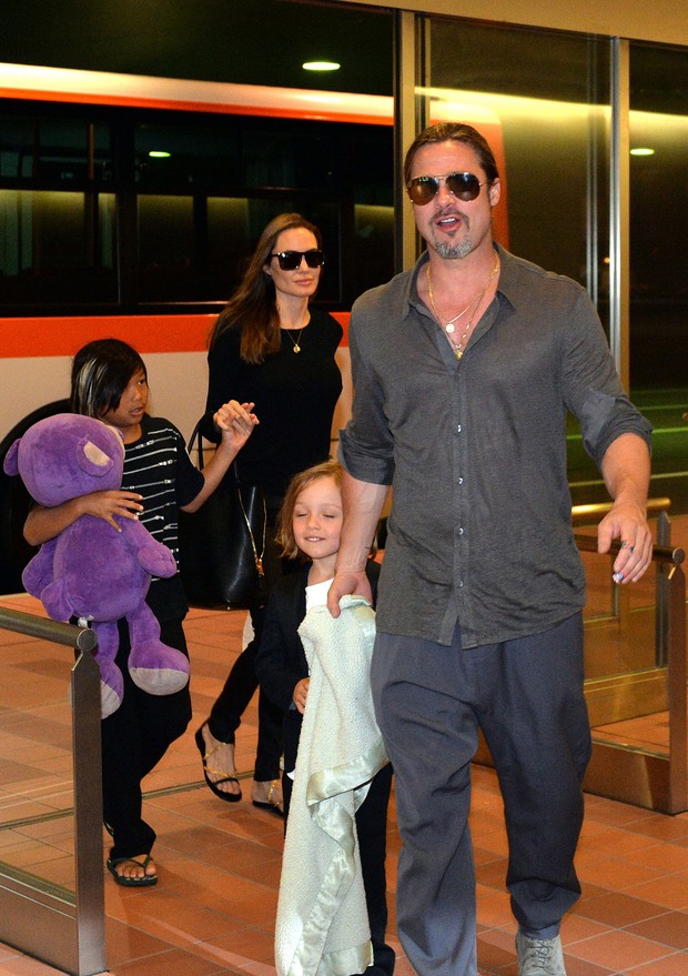 Angelina Jolie e Brad Pitt com os filhos (Foto: YOSHIKAZU TSUNO / AFP)