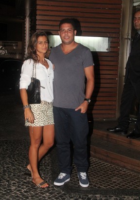 Ronaldo Fenômeno com a namorada, Paula Morais, na Zona Sul do Rio (Foto: Delson Silva e Rodrigo dos Anjos/ Ag. News)
