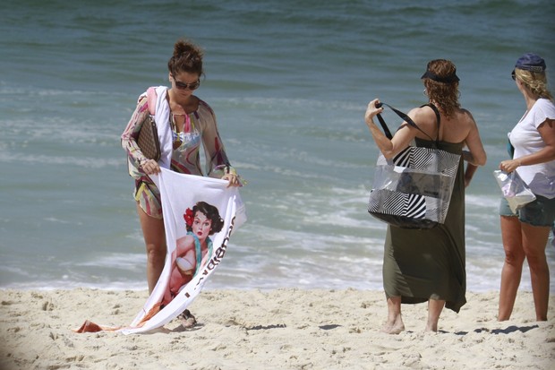 Giovanna Antonelli na praia da Barra da Tijuca, RJ (Foto: Dilson Silva / Agnews)