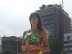 Renata Molinaro exibe curvas em dia de praia no Rio