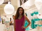 De look curto, Débora Nascimento chama a atenção em shopping