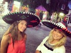 Flávia Alessandra e a filha posam com sombreiros na cabeça