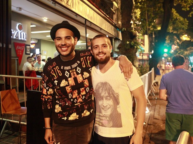 Hugo Gloss e Rafael Cardoso em festa n Zona Sul do Rio (Foto: Isac Luz/ EGO)