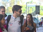 Alexandre Pato é cercado por fãs no aeroporto Santos Dumont, no Rio