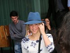 Shakira deixa hotel sorridente e sem o filho no Rio